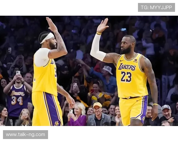 湖人詹姆斯率队鏖战季后赛迎来关键胜利震撼球迷
